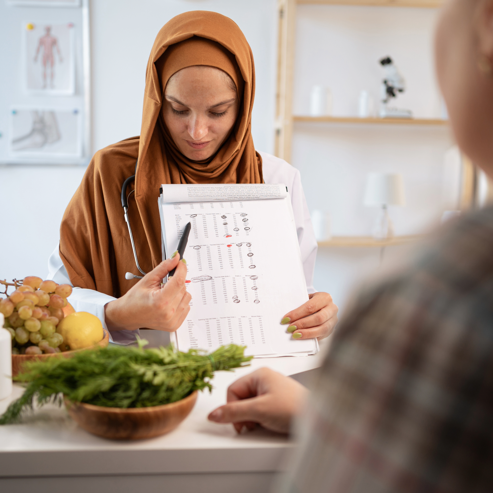 Dietitian with a patient 